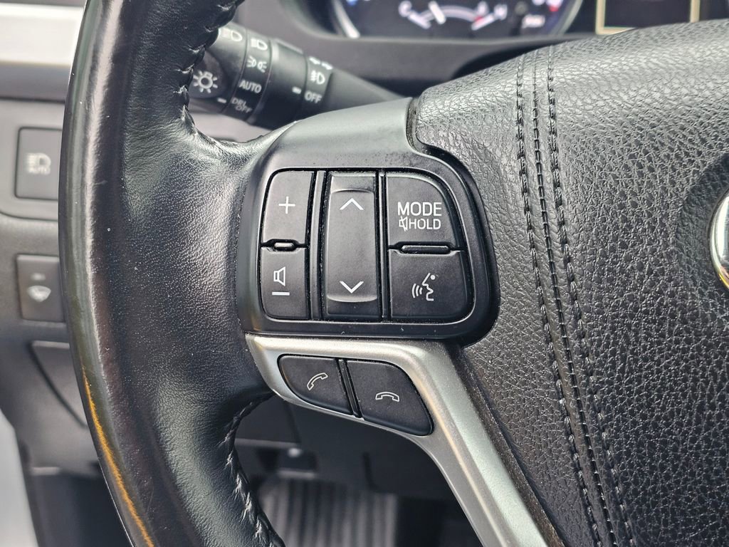 Used 2017 Toyota Highlander Plus AWD/4WD image 28