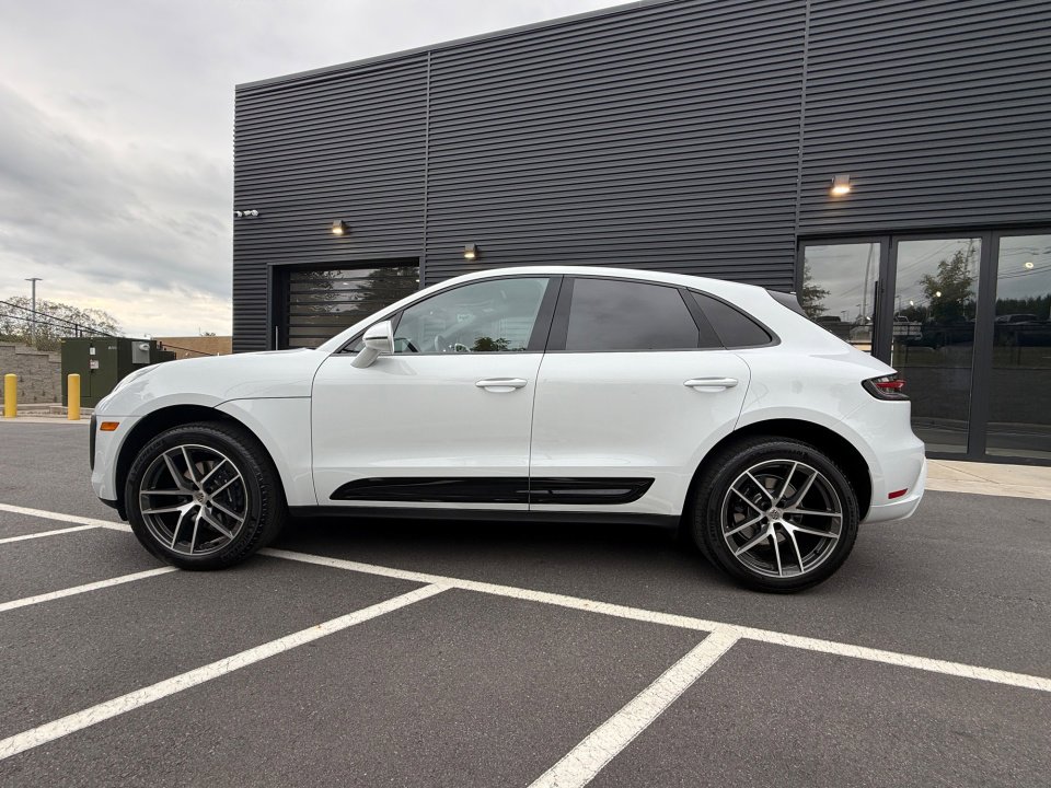 Certified 2025 Porsche Macan image 2