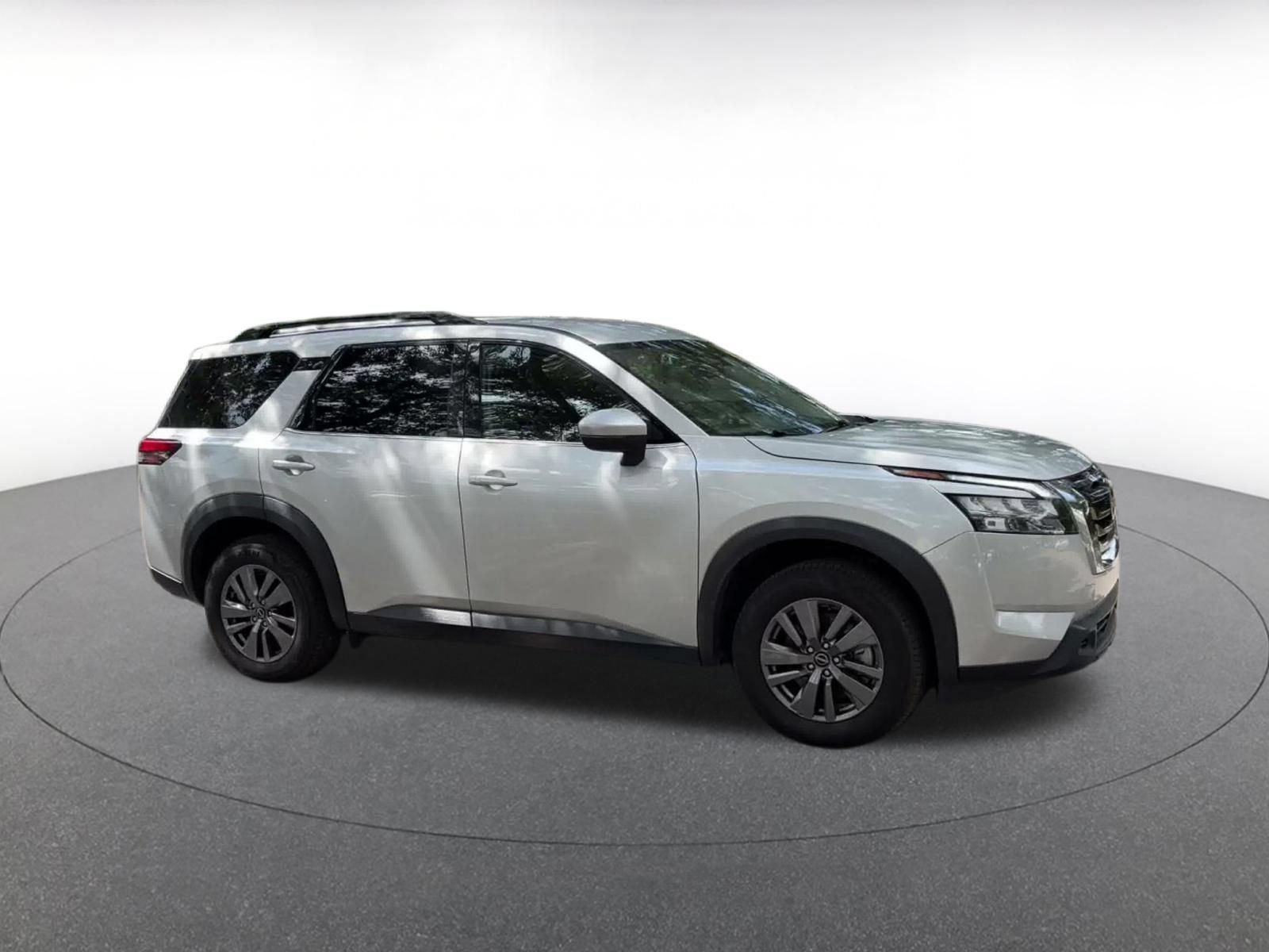 Used 2025 Nissan Pathfinder SV FWD image 2