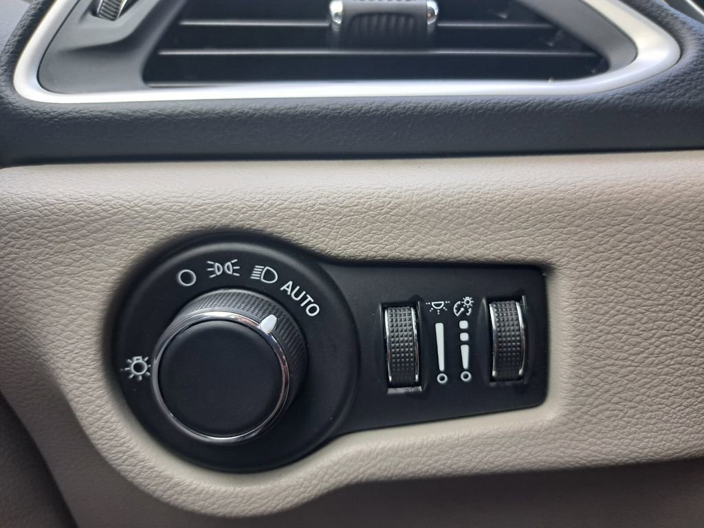 Used 2023 Chrysler Voyager LX image 15