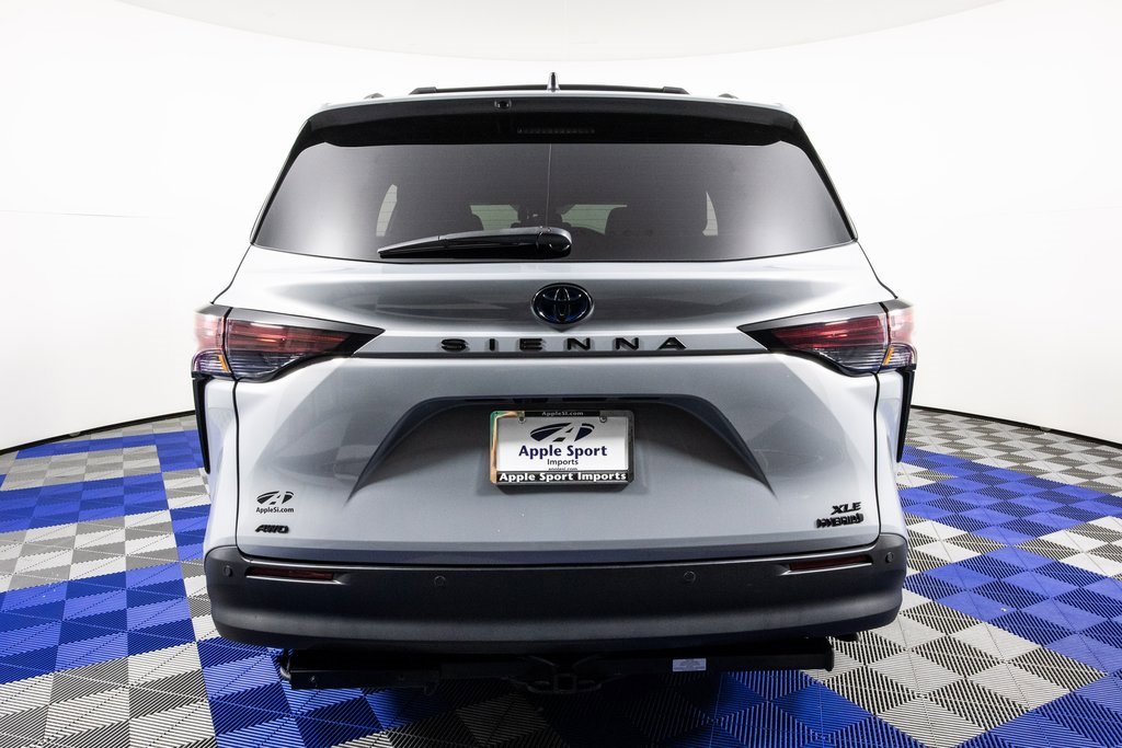 Used 2024 Toyota Sienna XLE Woodland Edition image 6
