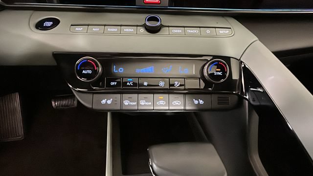 Certified 2025 Hyundai Elantra Limited FWD image 23