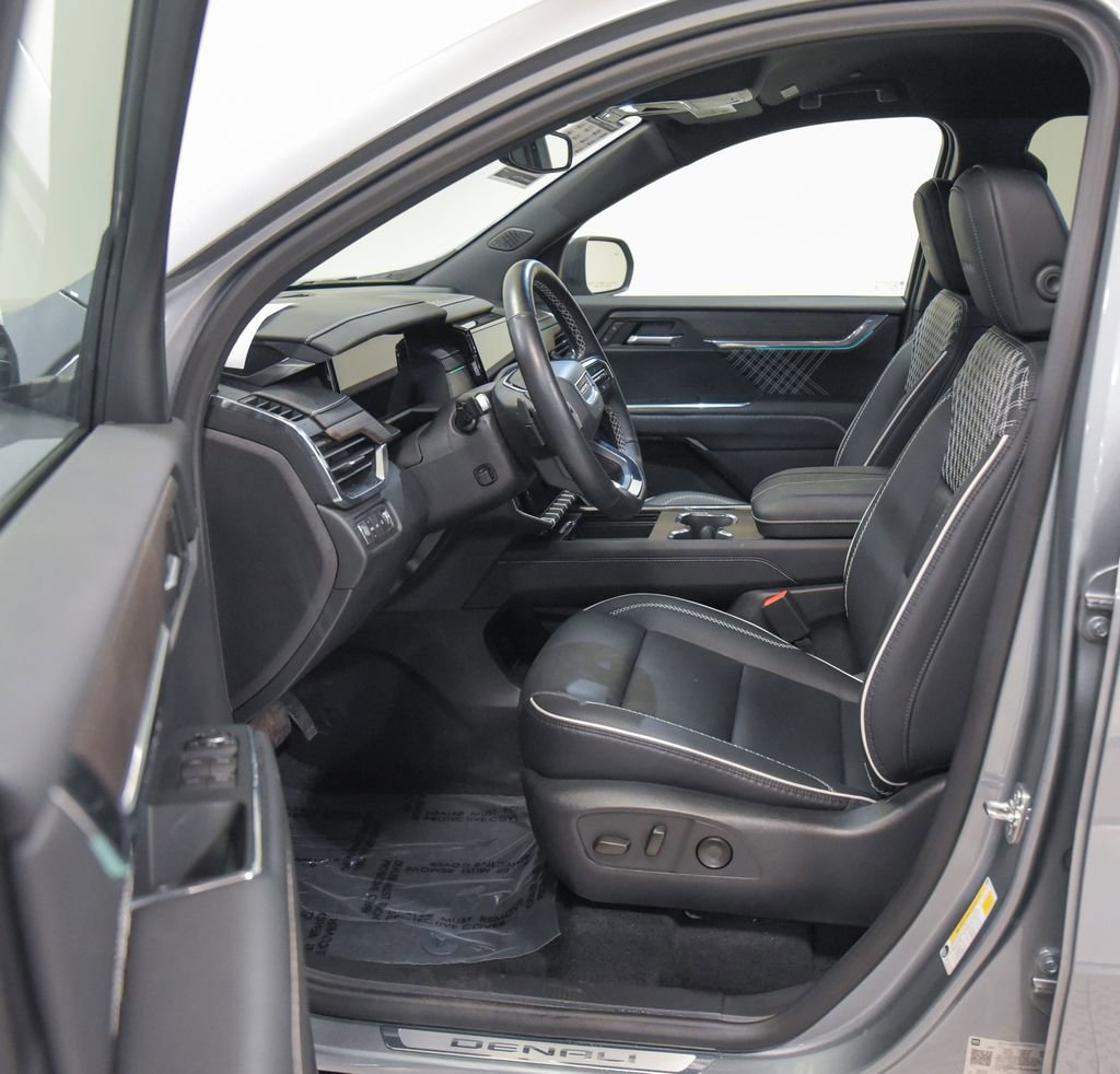 Used 2025 GMC Acadia Denali image 2
