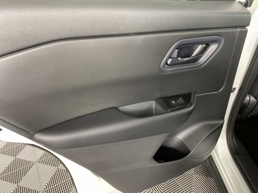 Used 2024 Nissan Rogue S AWD/4WD image 25