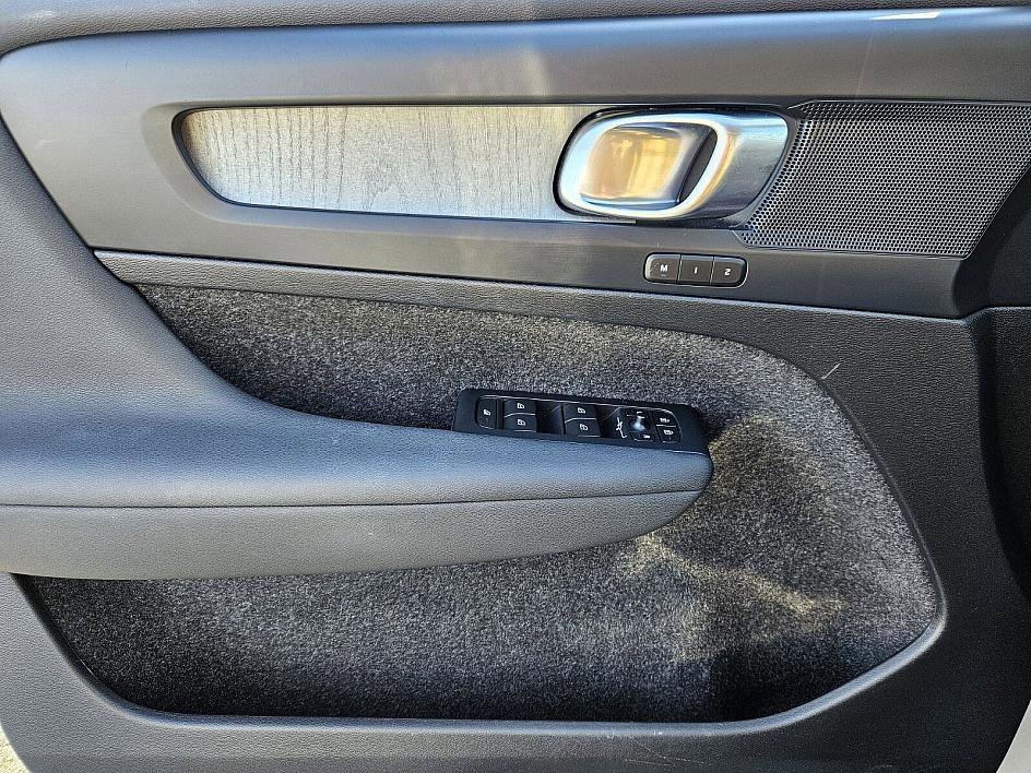 Used 2024 Volvo XC40 B5 Plus w/ Climate Package image 31