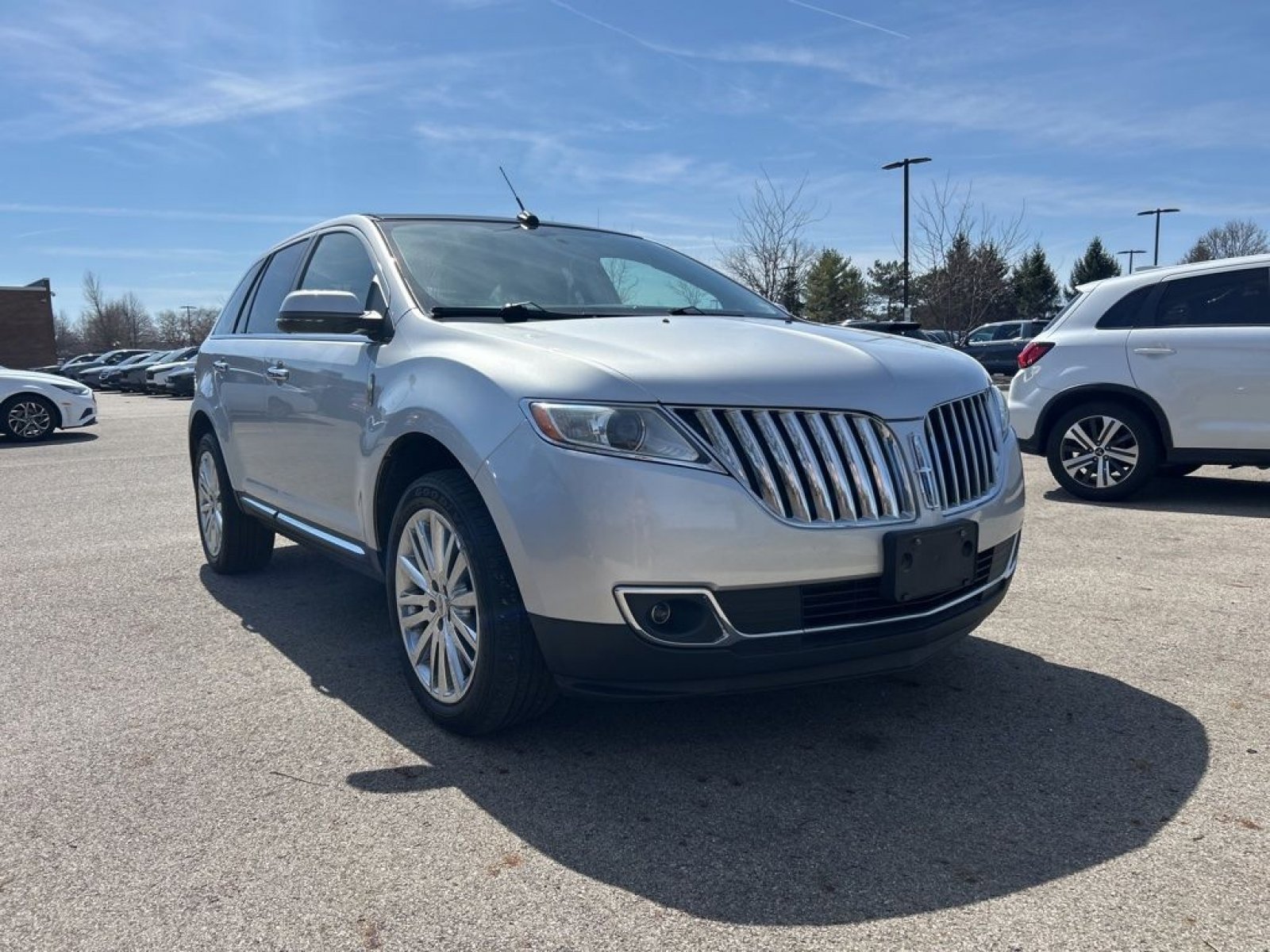 Used 2013 Lincoln MKX FWD image 4