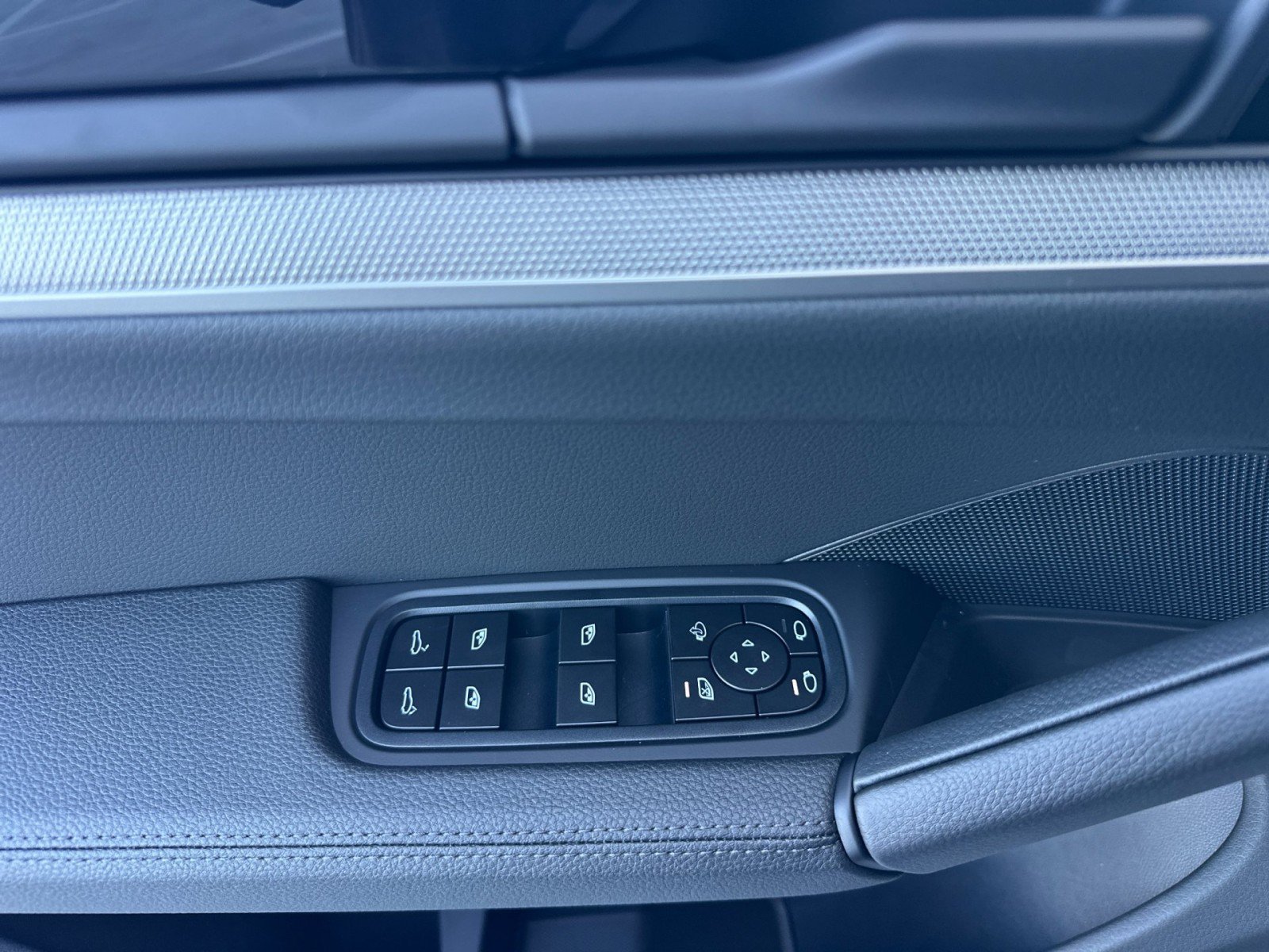 New 2026 Porsche Cayenne Coupe AWD/4WD image 12