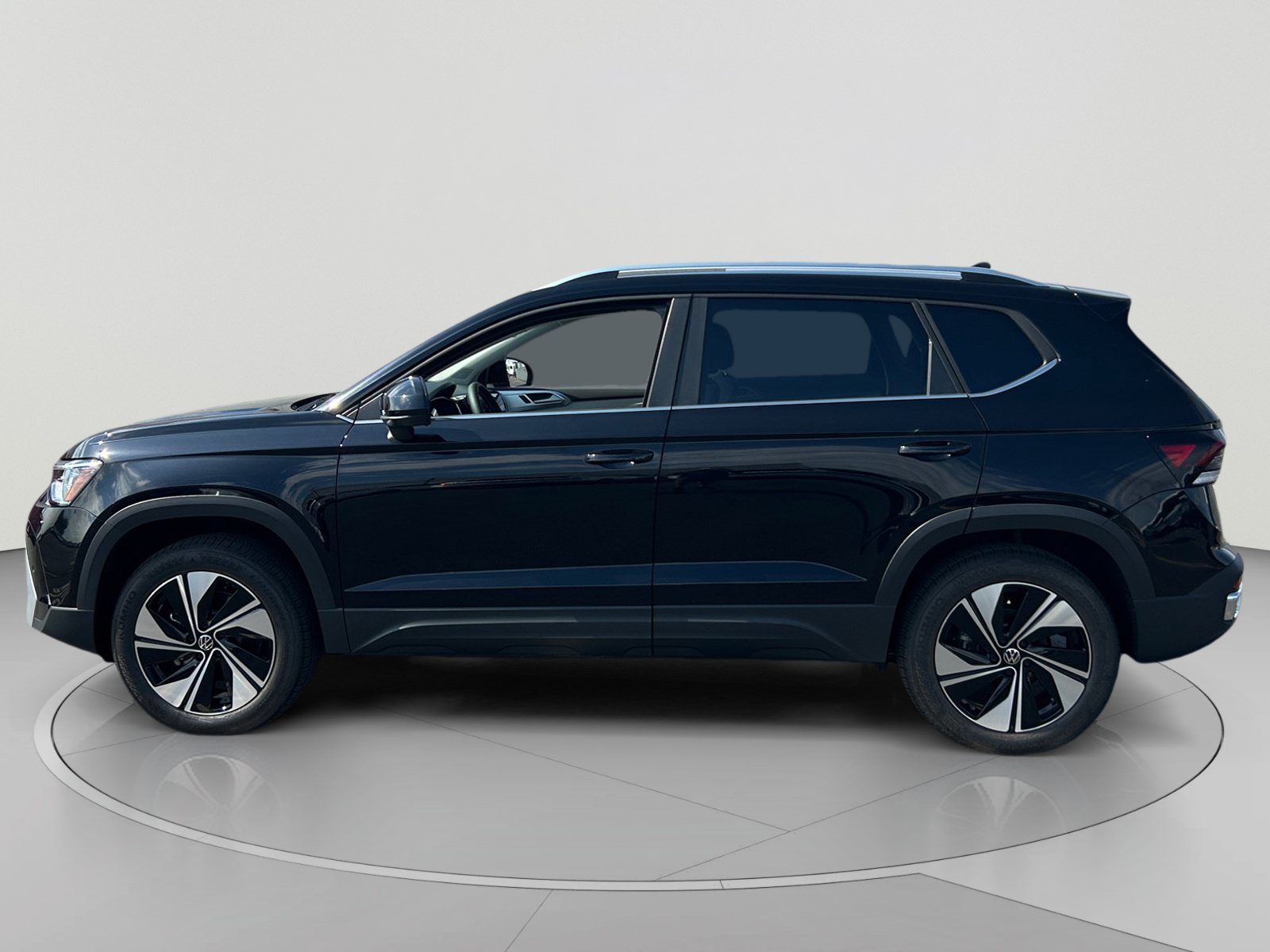 New 2026 Volkswagen Taos SE AWD/4WD image 2