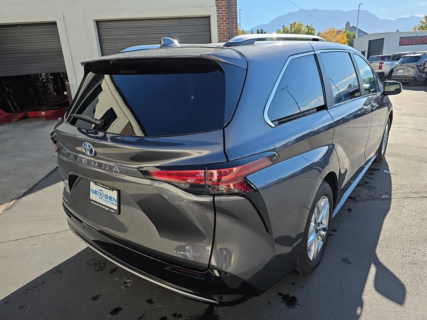 Used 2025 Toyota Sienna Limited AWD/4WD image 32