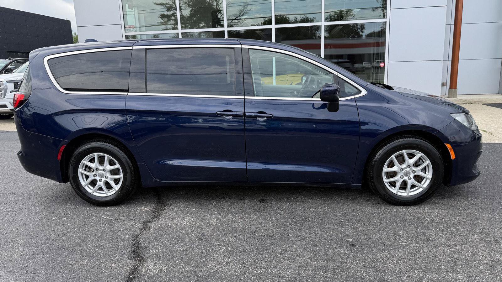 Used 2017 Chrysler Pacifica LX FWD image 1