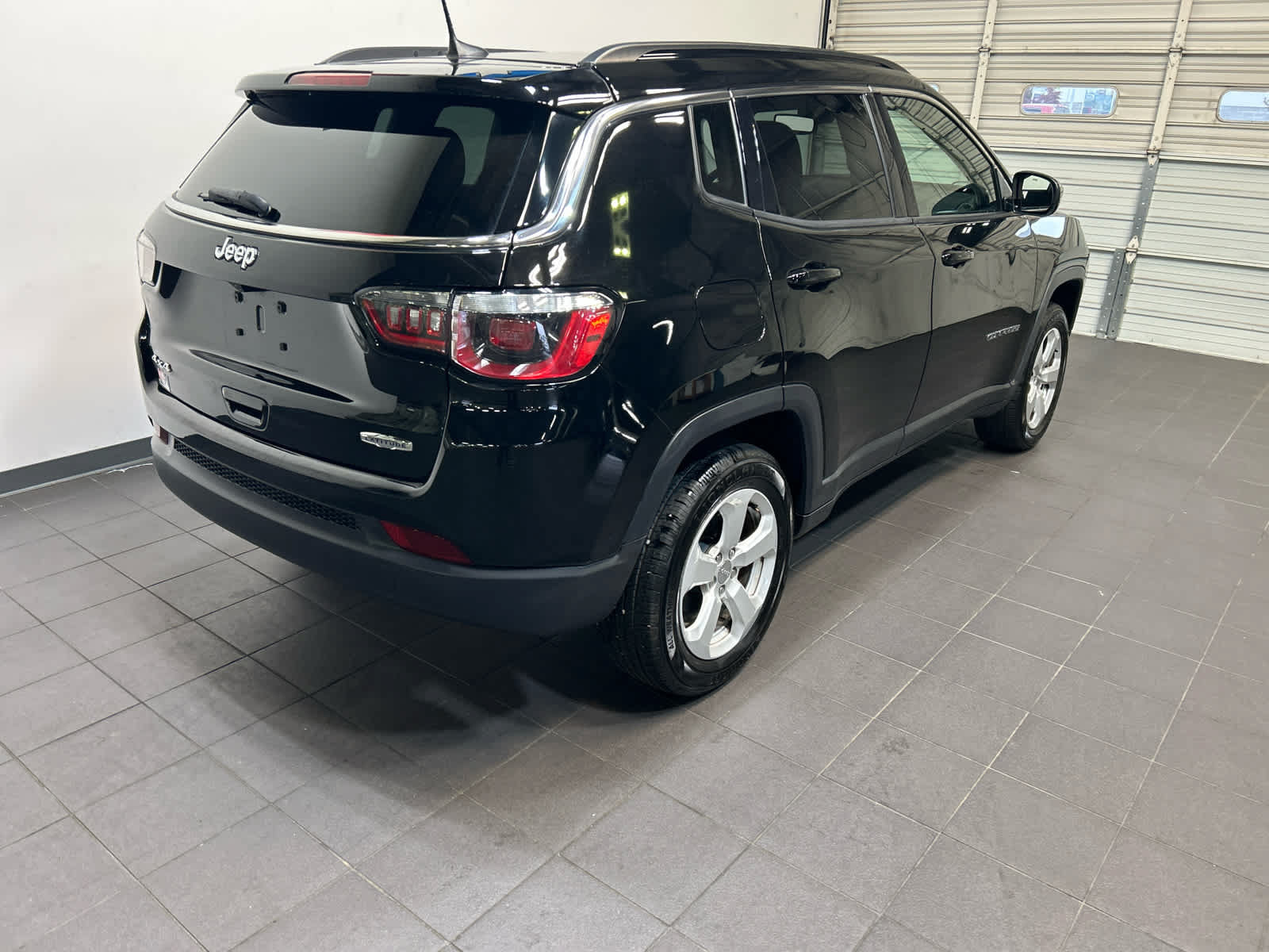 Used 2018 Jeep Compass Latitude w/ Popular Equipment Group AWD/4WD image 3