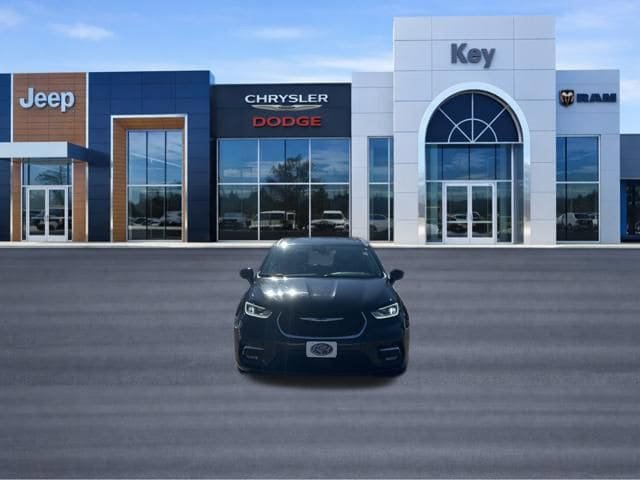 Used 2024 Chrysler Pacifica Select image 9