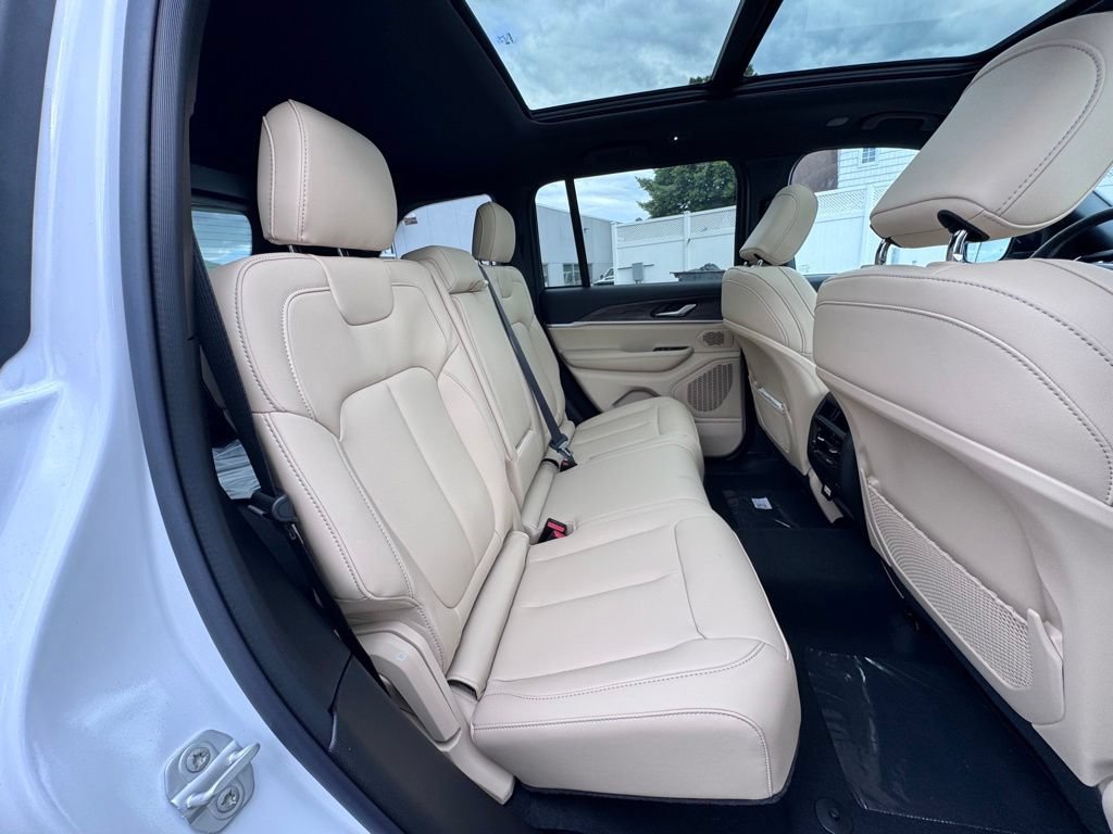 New 2026 Jeep Grand Cherokee Limited w/ Limited Altitude Package AWD/4WD image 21