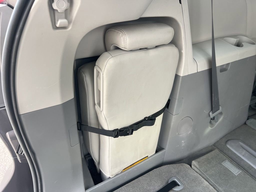 Used 2014 Toyota Sienna XLE image 37