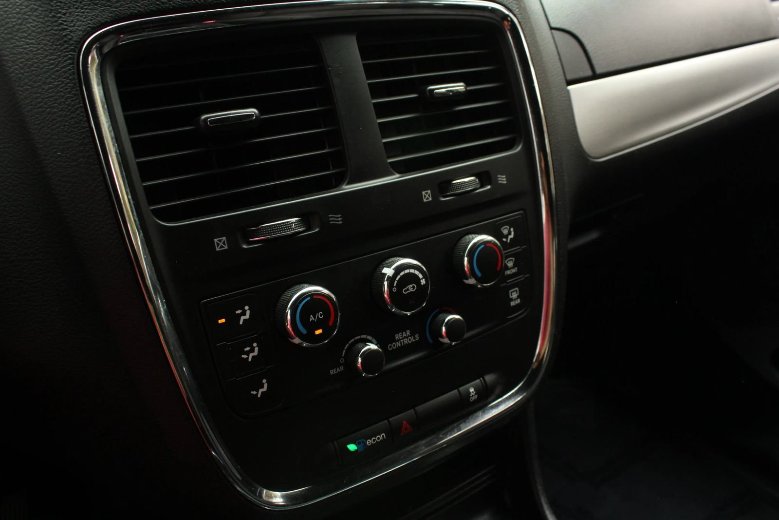 Used 2015 Dodge Grand Caravan SXT w/ Blacktop Package FWD image 32