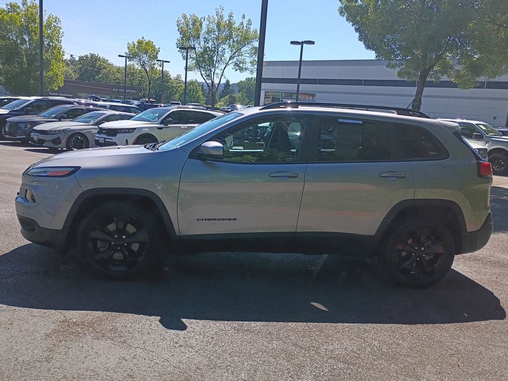 Used 2018 Jeep Cherokee Latitude w/ Altitude Package FWD image 7