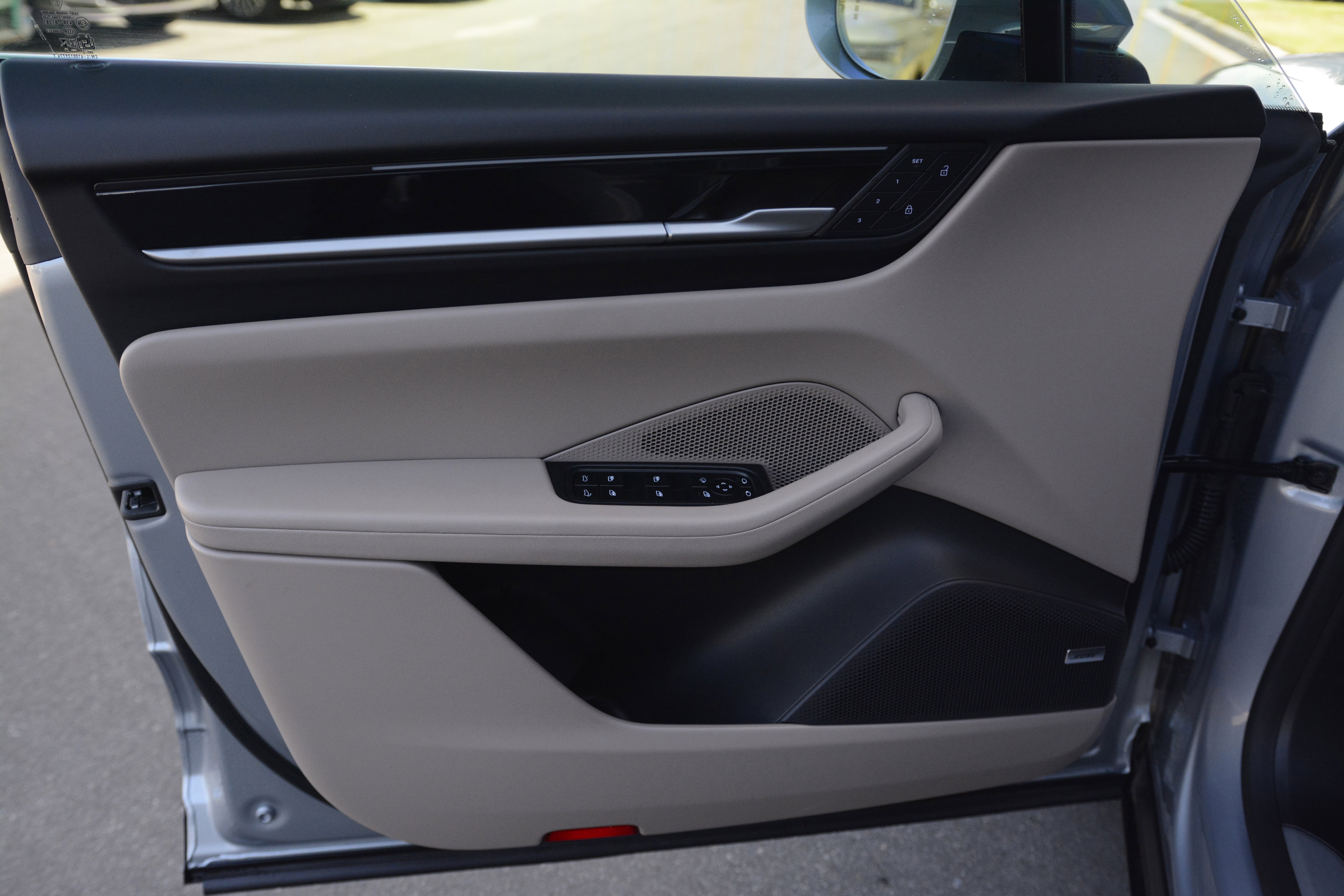 Certified 2025 Porsche Macan 4 Electric image 13