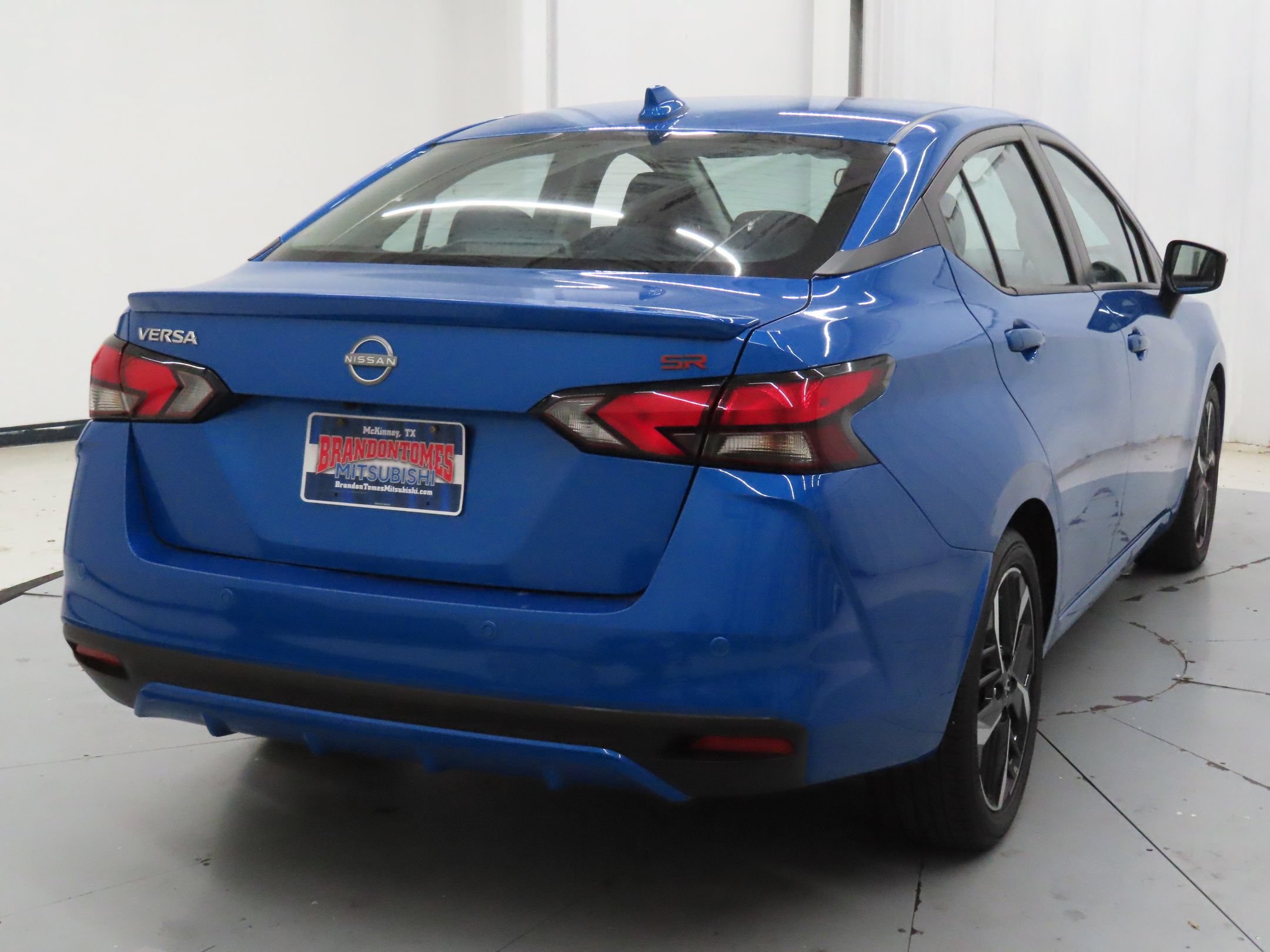 Used 2024 Nissan Versa SR FWD image 3