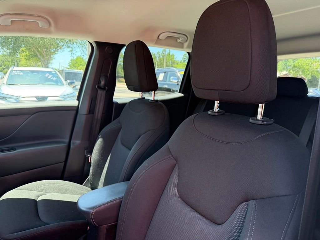 Used 2023 Jeep Renegade Latitude AWD/4WD image 14