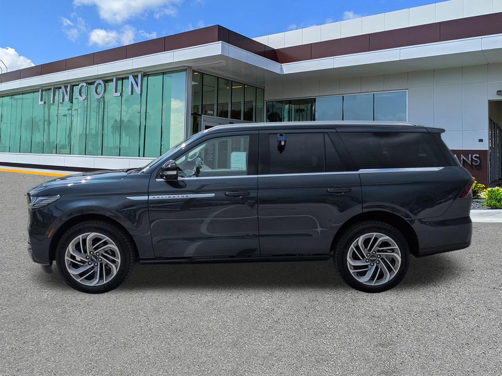 New 2026 Lincoln Navigator Reserve AWD/4WD image 7