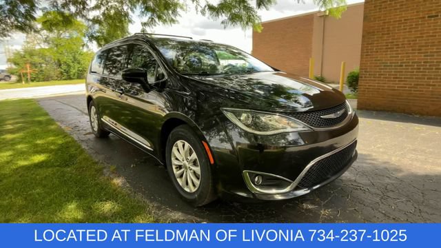 Used 2018 Chrysler Pacifica Touring-L w/ Premium Audio Group FWD image 2