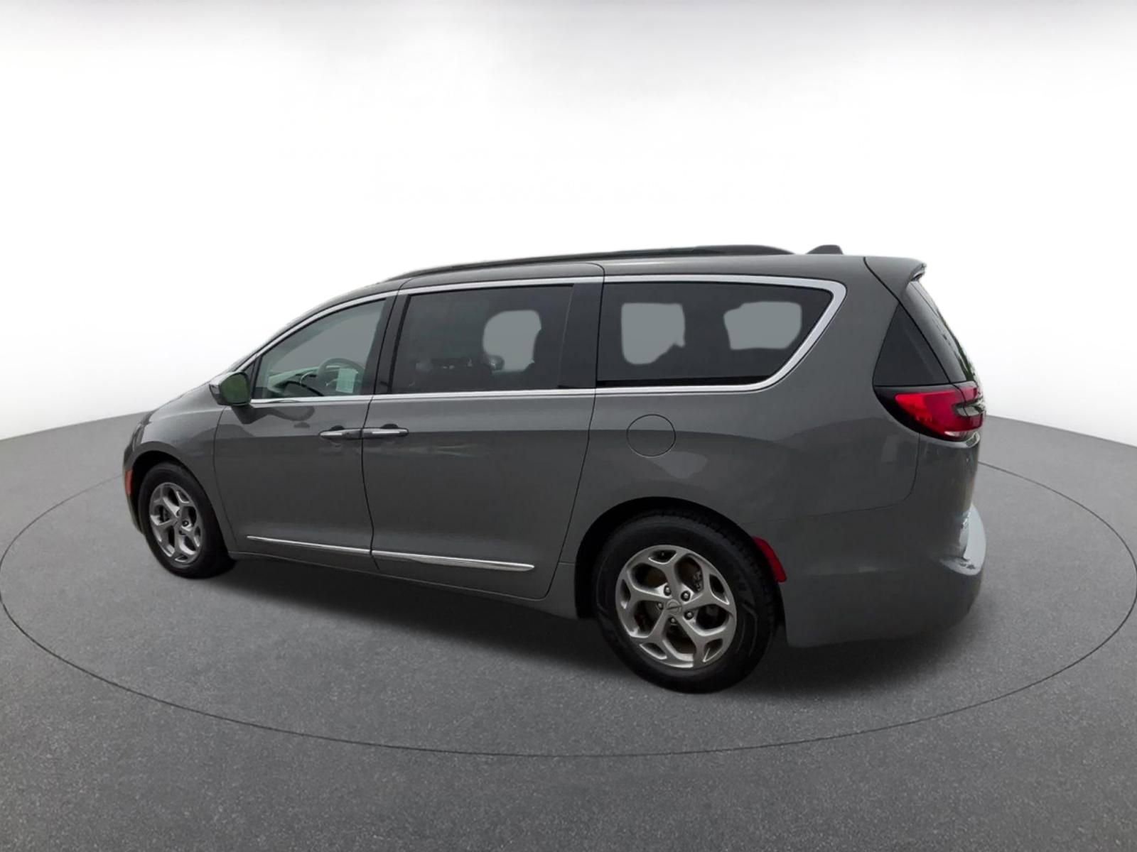 Used 2022 Chrysler Pacifica Limited FWD image 10