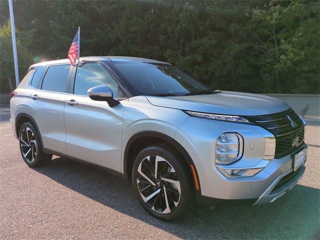 Used 2024 Mitsubishi Outlander SE image 2