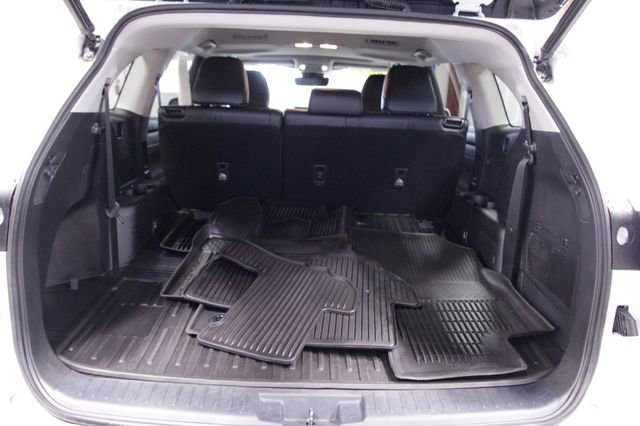 Used 2022 Toyota Highlander XLE AWD/4WD image 21