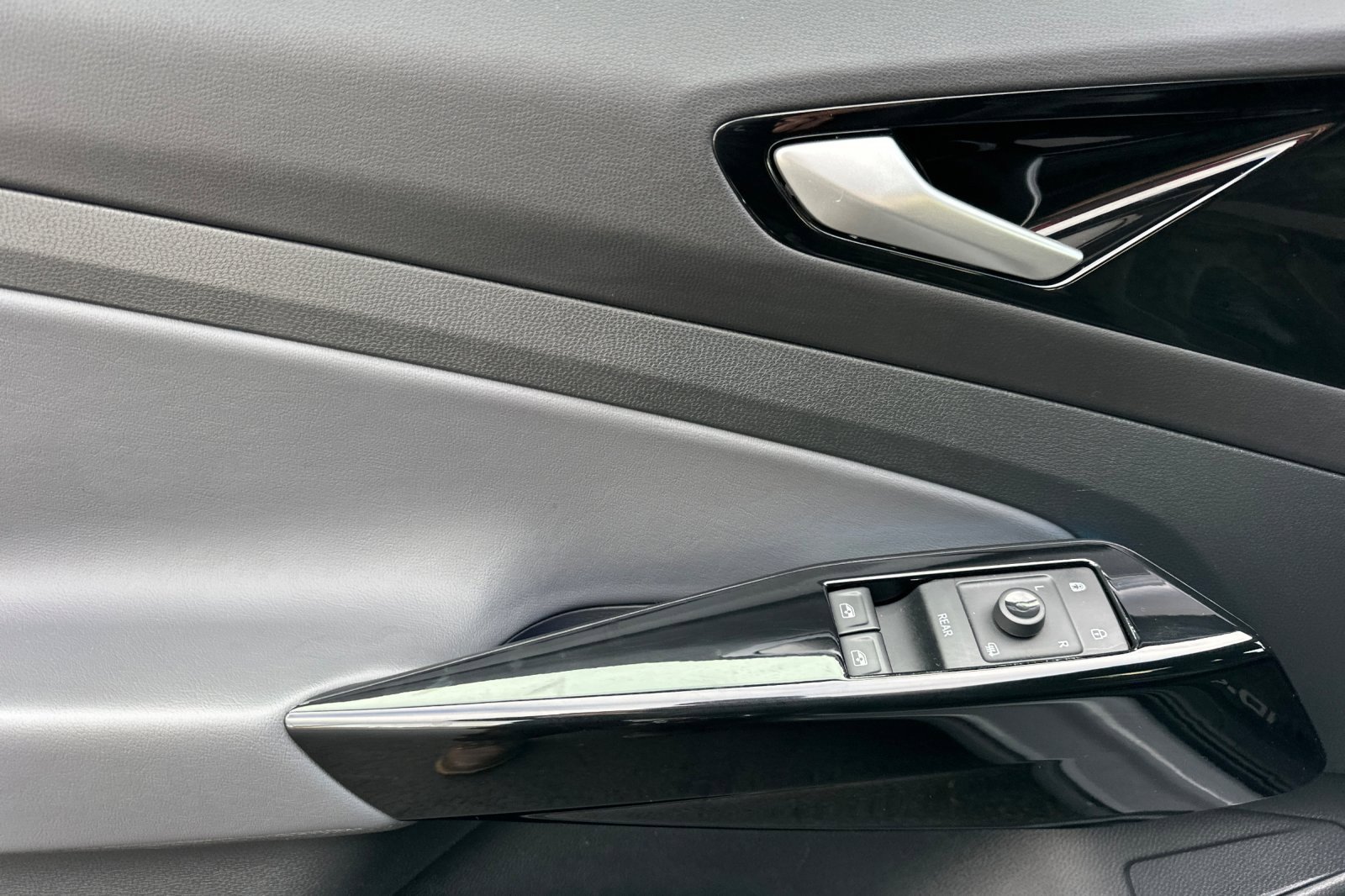 Used 2021 Volkswagen ID.4 Pro w/ ID.4 Protection Package (IPT) image 10