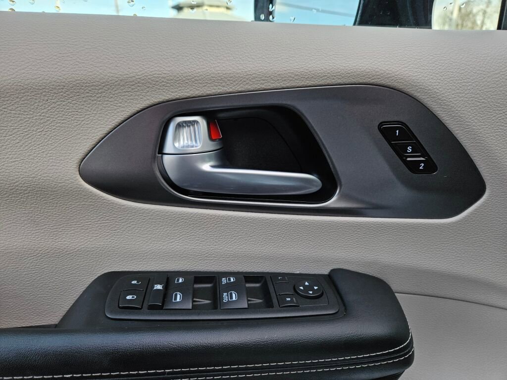 Used 2024 Chrysler Pacifica Touring-L image 19