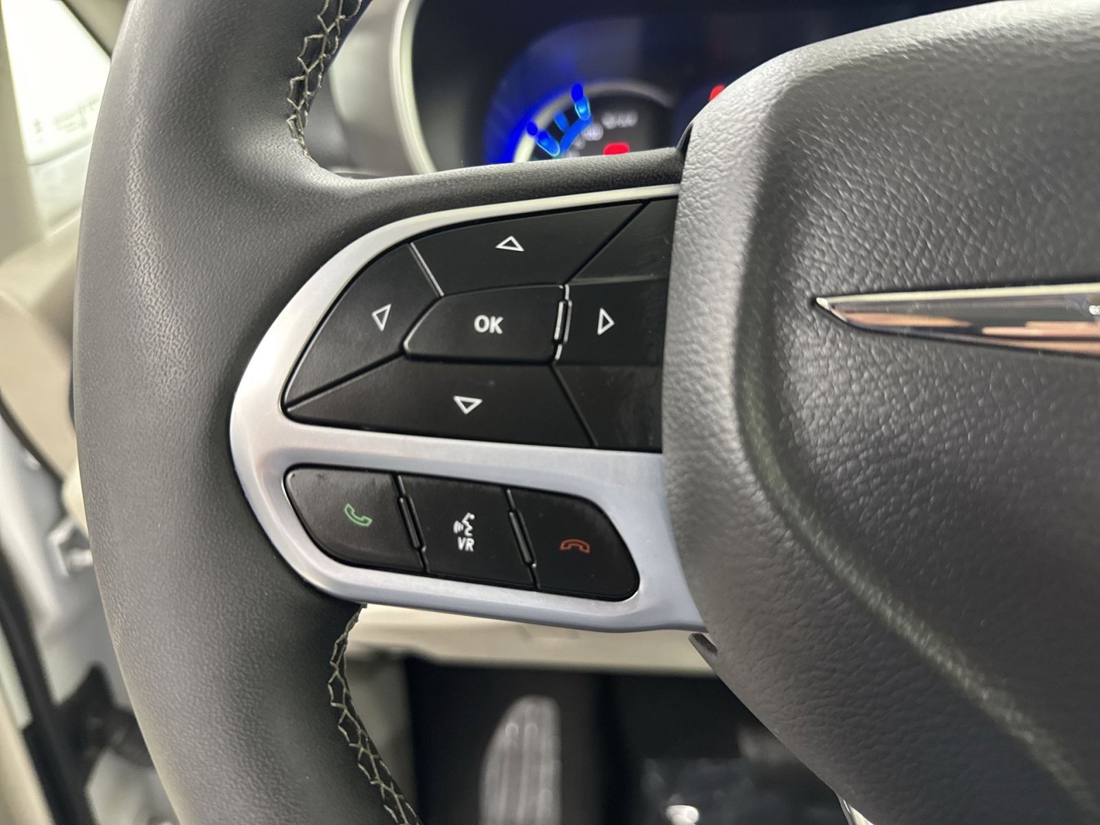 Used 2023 Chrysler Pacifica Touring-L image 37