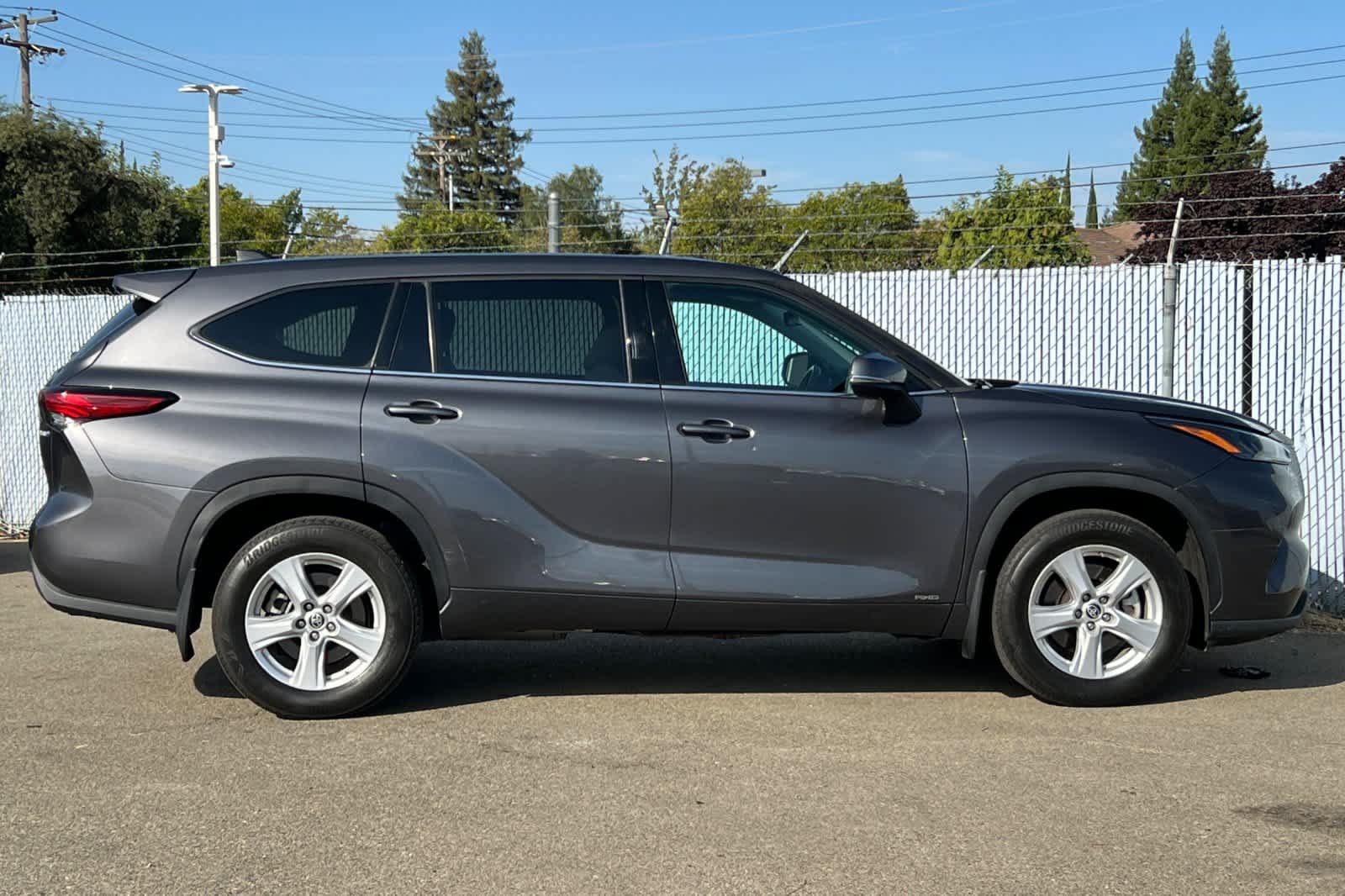 Used 2022 Toyota Highlander LE AWD/4WD image 6