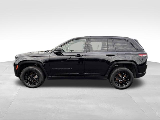 Used 2025 Jeep Grand Cherokee Altitude AWD/4WD image 3