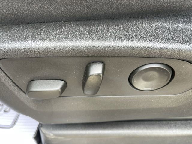 Used 2024 GMC Yukon SLT w/ SLT Premium Package image 12