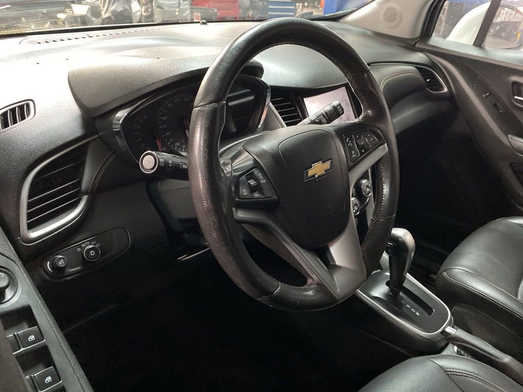 Used 2021 Chevrolet Trax LT w/ Premium Seat Package AWD/4WD image 6