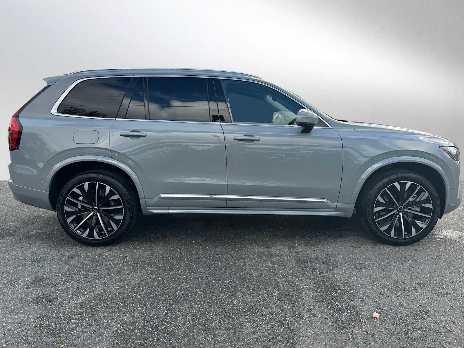 New 2026 Volvo XC90 T8 Plus image 2