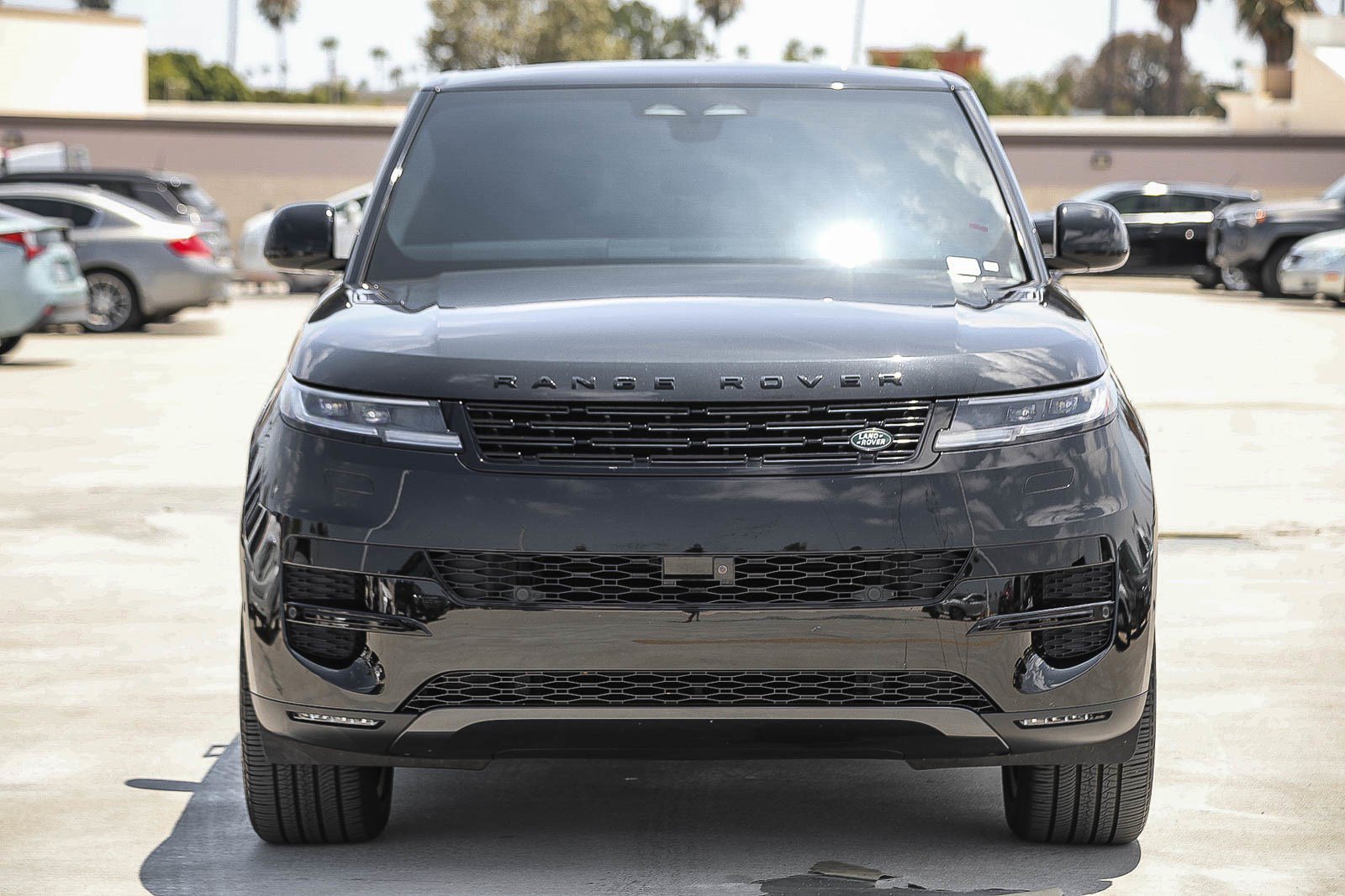 Used 2025 Land Rover Range Rover Sport SE AWD/4WD image 2