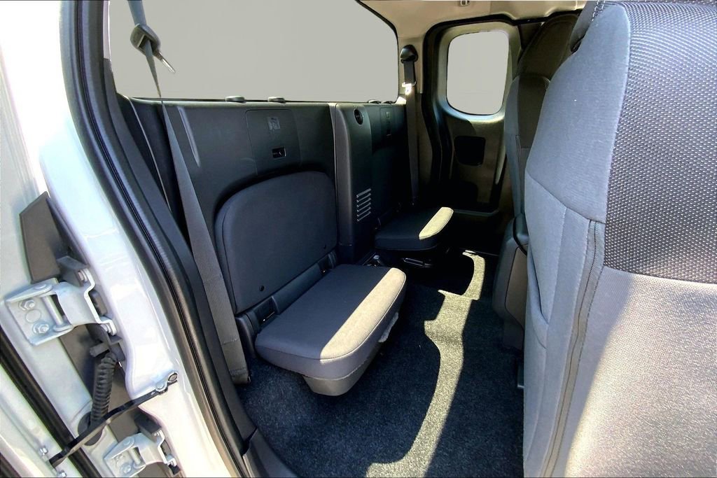 Used 2025 Nissan Frontier SV RWD image 17