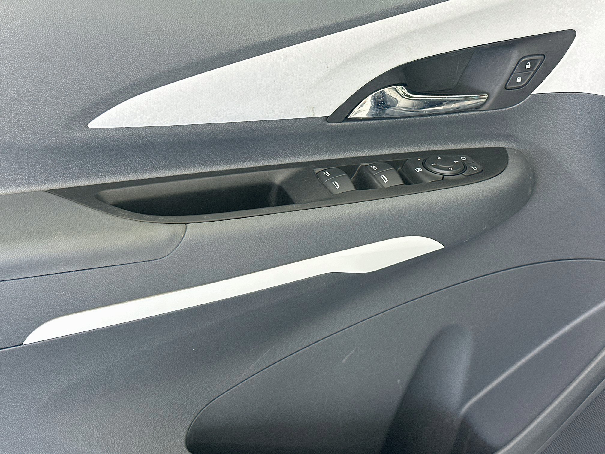 Used 2018 Chevrolet Bolt LT FWD image 15