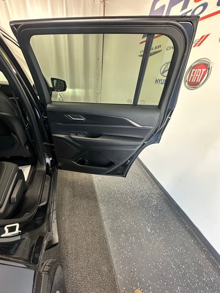 New 2025 Jeep Grand Cherokee L Laredo image 18