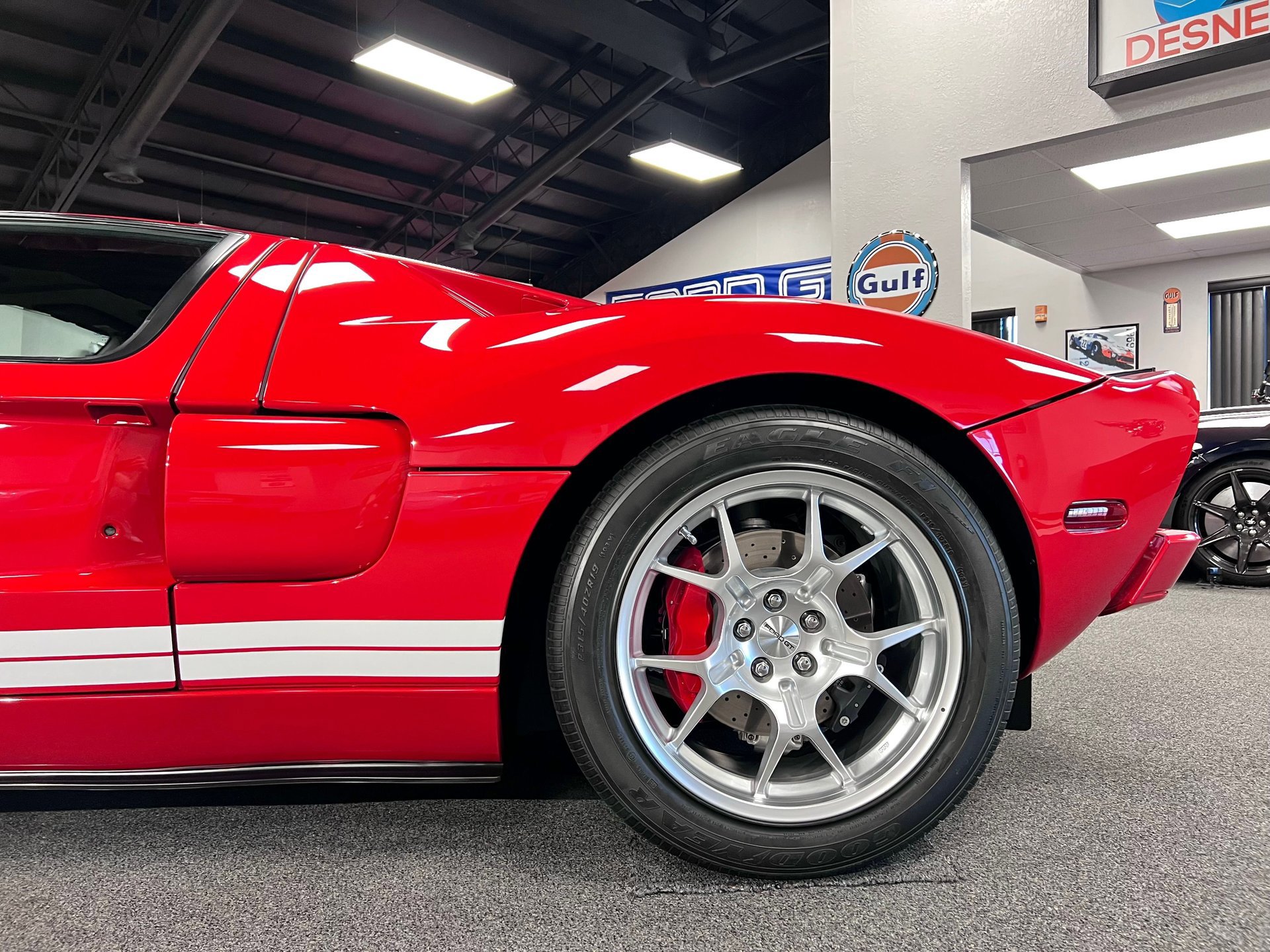 Used 2005 Ford GT RWD image 36