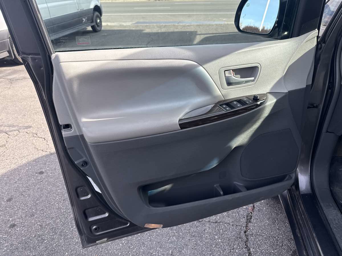 Used 2015 Toyota Sienna XLE image 13
