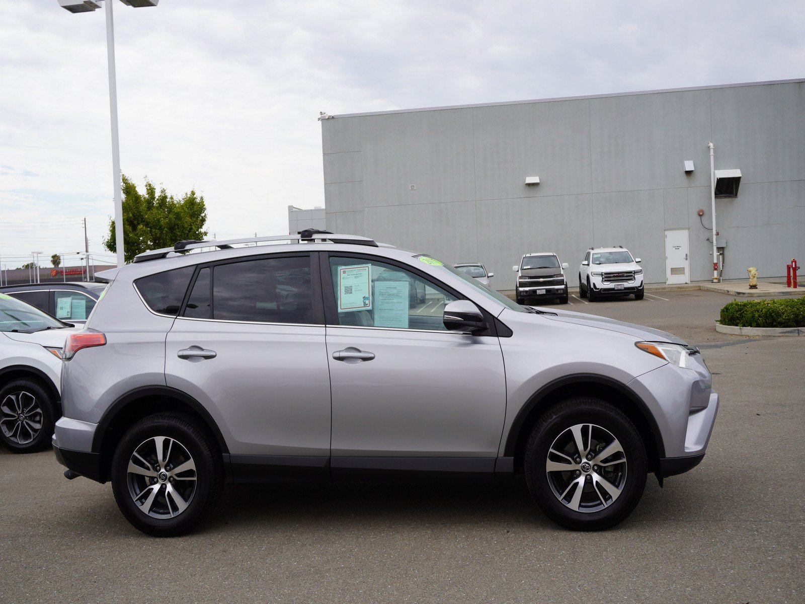 Used 2017 Toyota RAV4 XLE w/ Plus Special Value Package AWD/4WD image 4