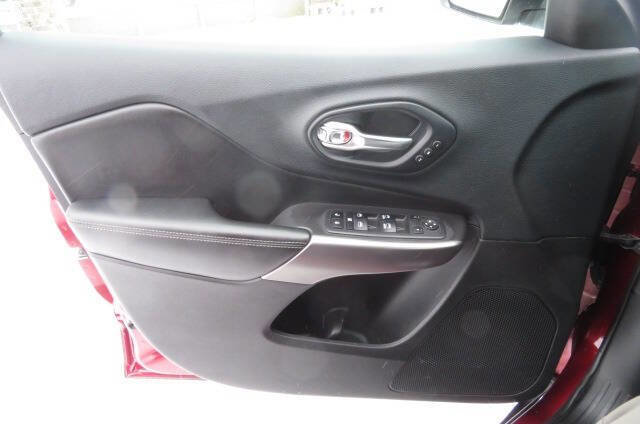 Used 2019 Jeep Cherokee Limited image 16