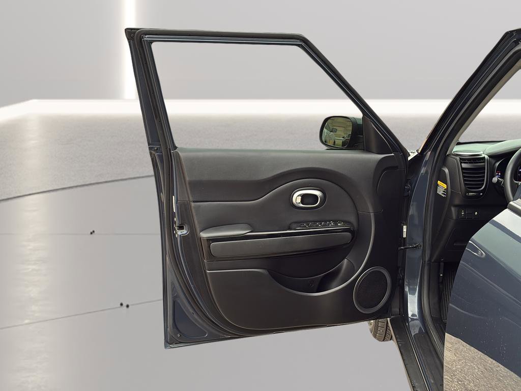 Used 2016 Kia Soul ! FWD image 11