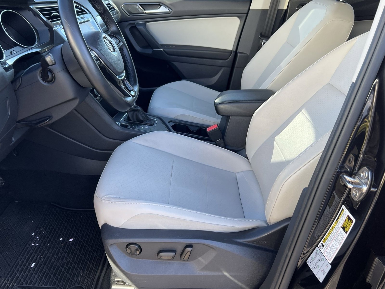 Used 2018 Volkswagen Tiguan SE image 14