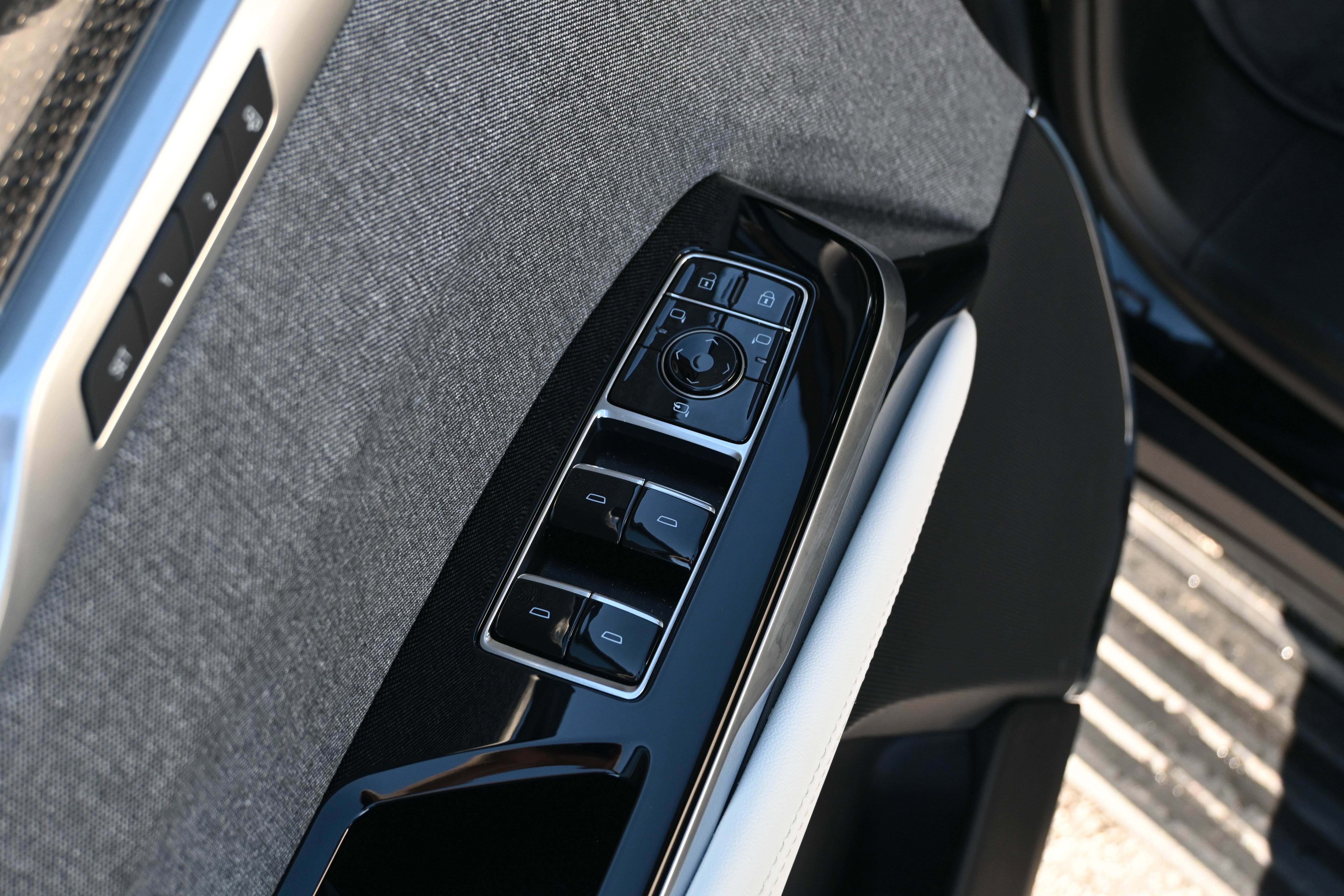 Used 2025 Cadillac Escalade V w/ LPO, Floor Liner Package image 35