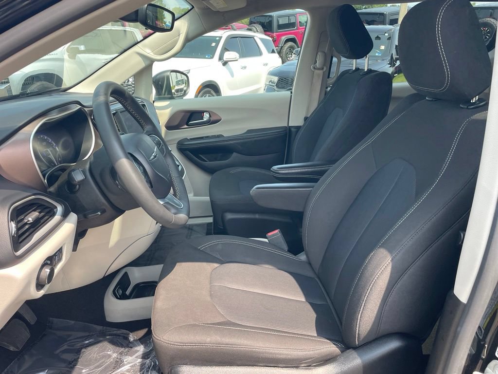 Used 2023 Chrysler Voyager LX FWD image 2