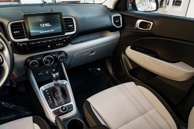 Certified 2021 Hyundai Venue SEL image 24
