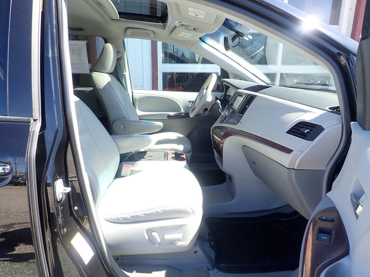 Used 2013 Toyota Sienna XLE FWD image 21